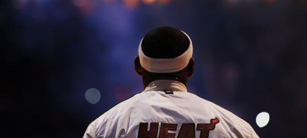 Ming重返赛场，晋级下一阶段首场状态出色，勇士观众沸腾！引发球迷热议