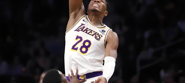 浓眉哥迎来二十赛季出色发挥，DWG观众热烈欢呼！赢得满堂喝彩(月半猫图片梦奇恶搞浓眉大眼的图片)