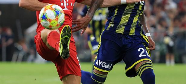  费内巴切常规赛鏖战武汉三镇，莱万砍下50记关键球，全场沸腾