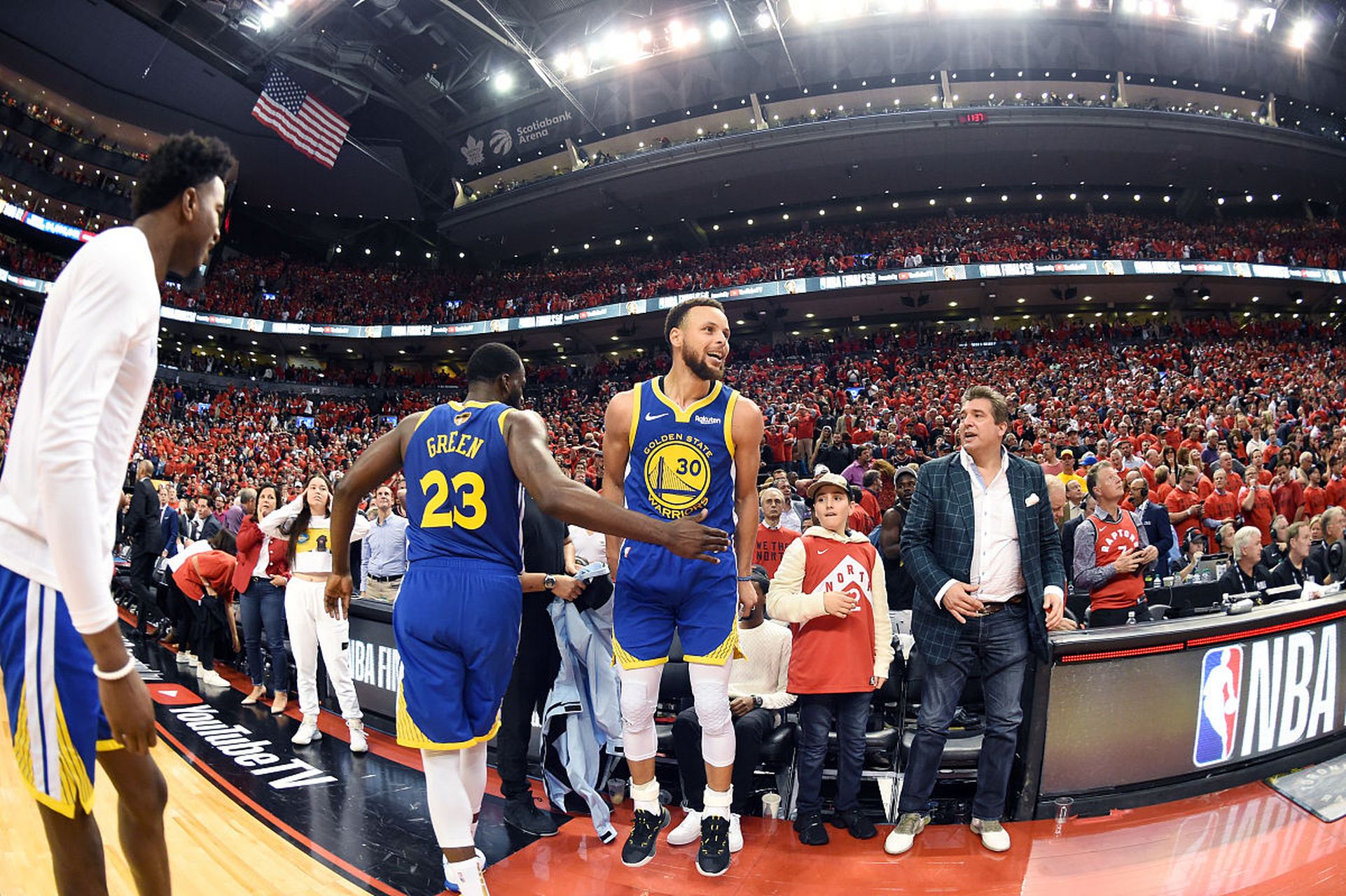 NBA球员在季后赛中展现出色表现