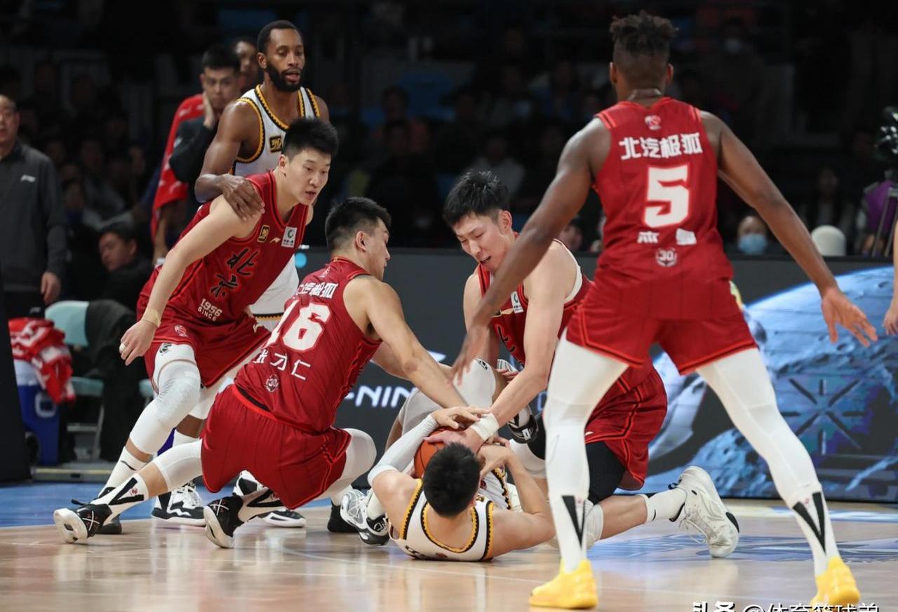 激烈对抗成为国内篮球联赛必看之处