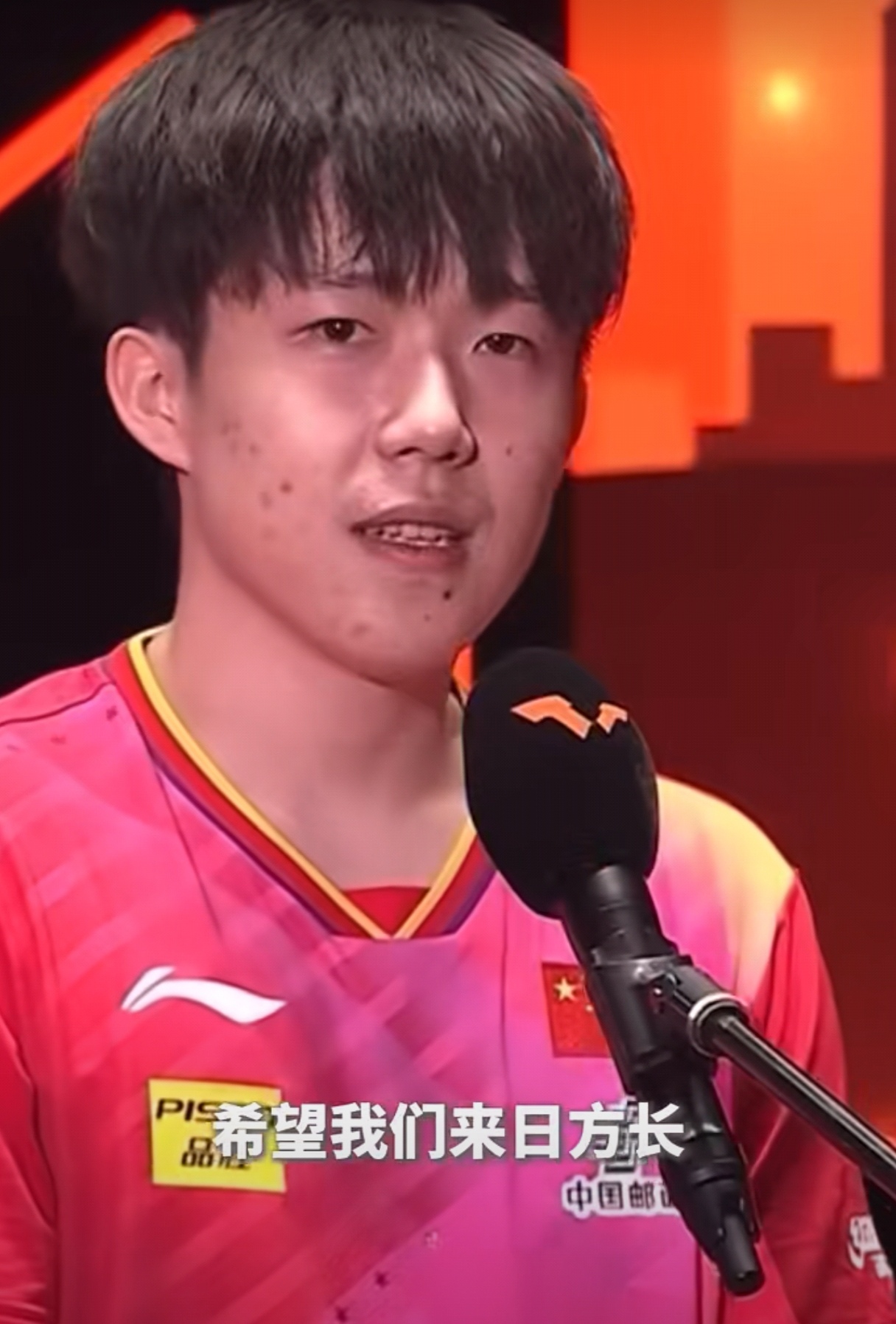 包含勒沃库森球员莫伊斯离队，球迷感到遗憾的词条